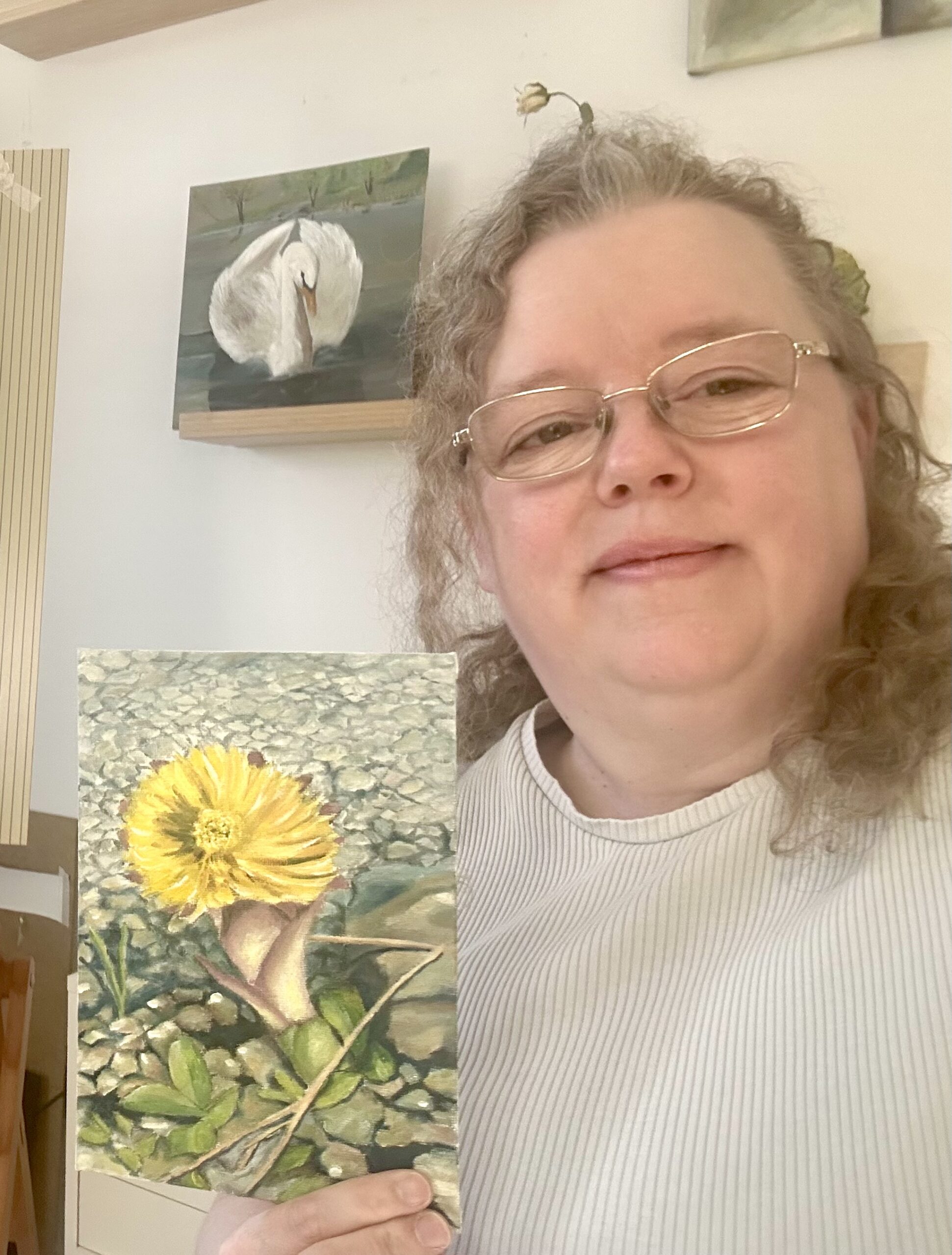 Konstnär Sandra Dahlberg april 2025 foto inför Solo utställning Mix hos Galleri 86 i Stockholm. Sandra håller i tavlan "Tussilago" som visades på reklamen för utställningen.Visas genom Sandra Dahlberg Art
